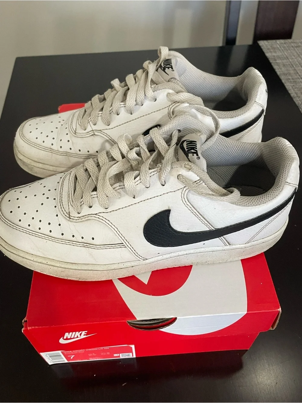 Nike Men’s White and Black Low-Top Sneakers size 7